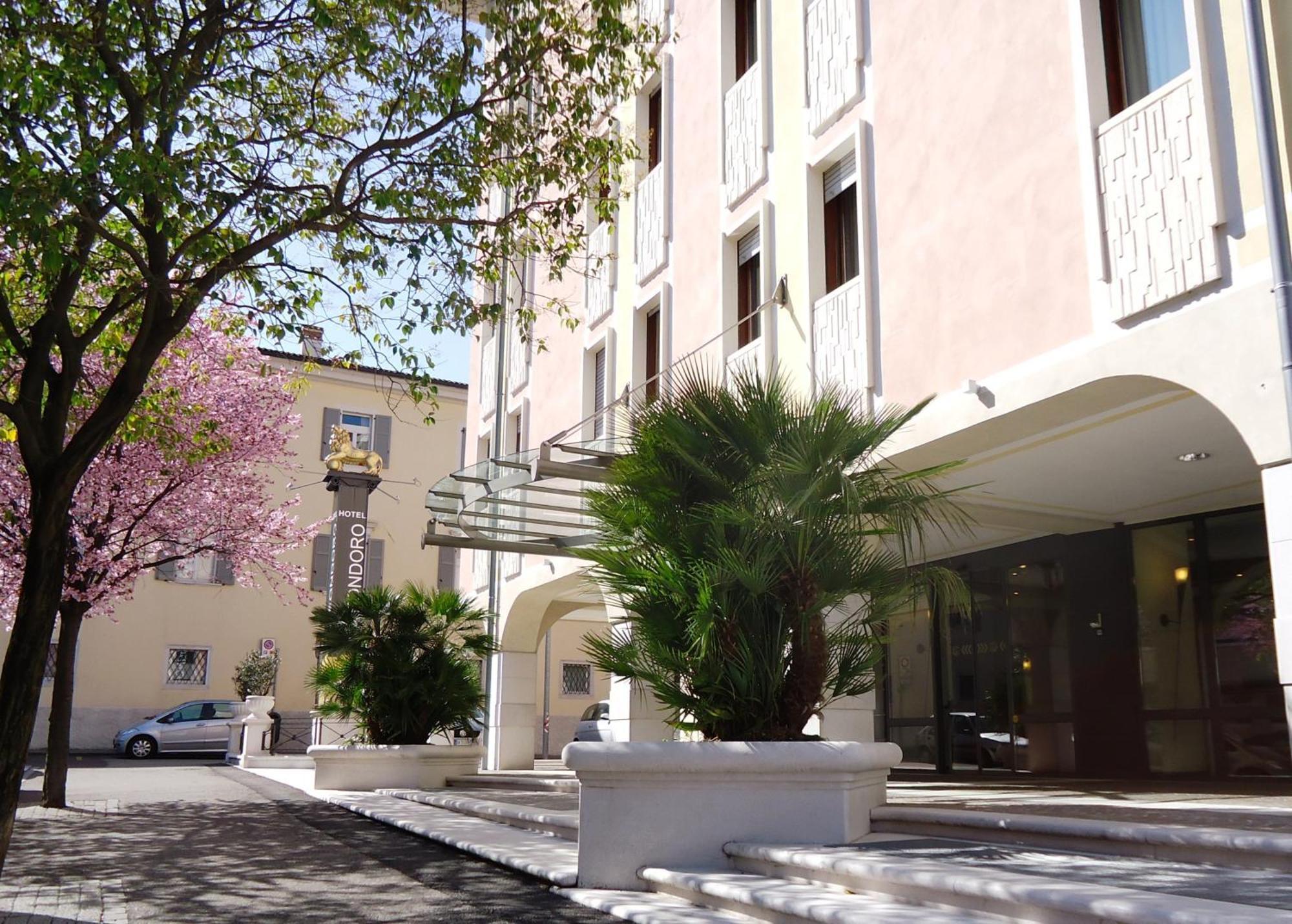 Hotel Leon D'Oro 로베레토 외부 사진