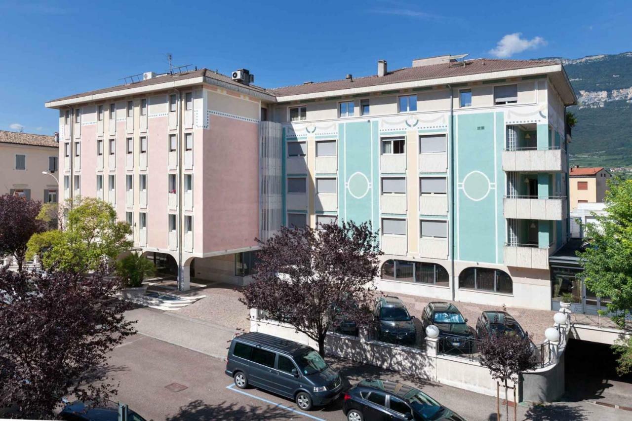 Hotel Leon D'Oro 로베레토 외부 사진